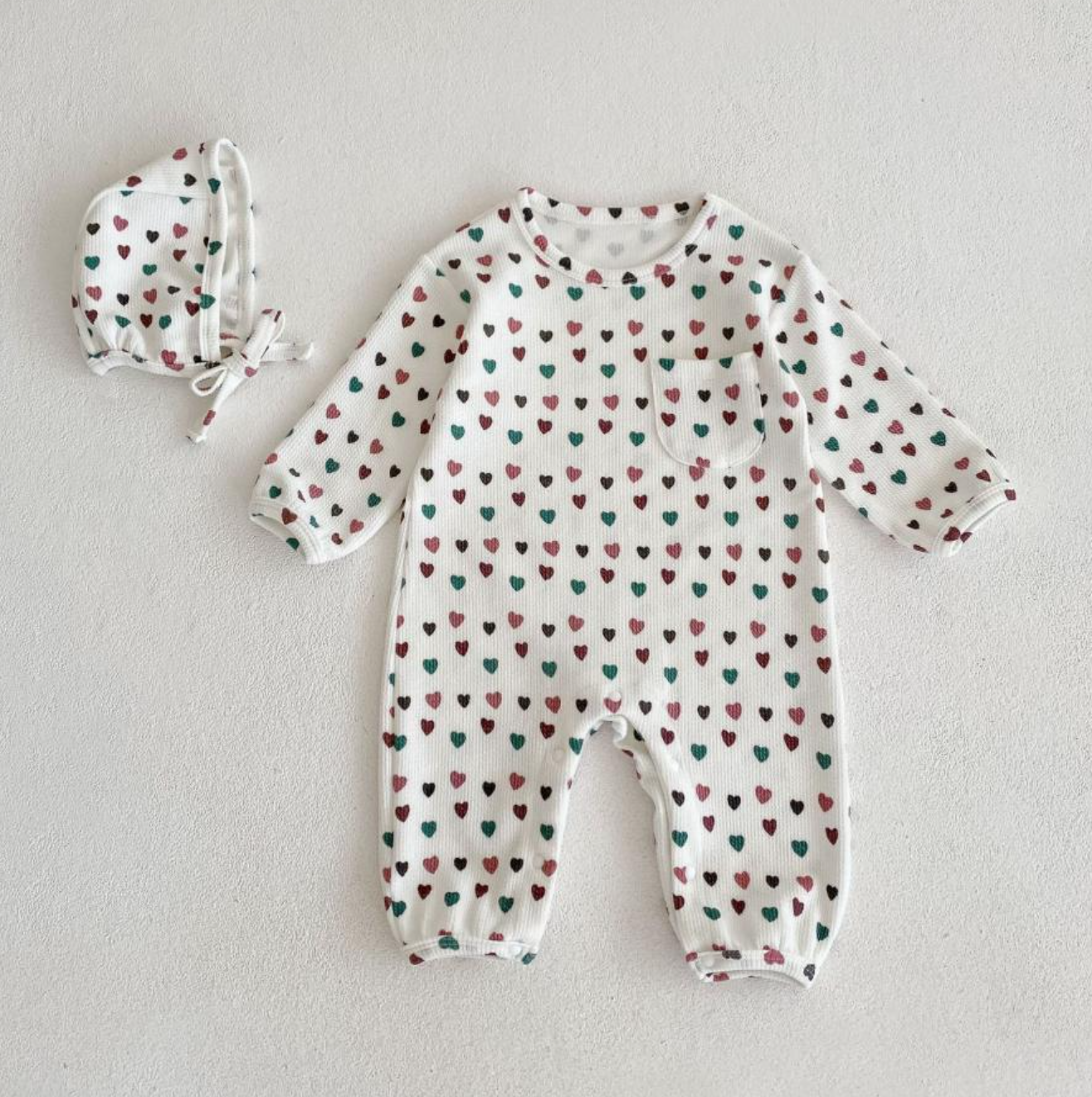 Harper 2 Piece Onesie + Hat Set</strong> – the perfect spring outfit for your little one's morning adventures! Made from 95% cotton, this set is not only soft and cozy but also durable for those active playtimes.