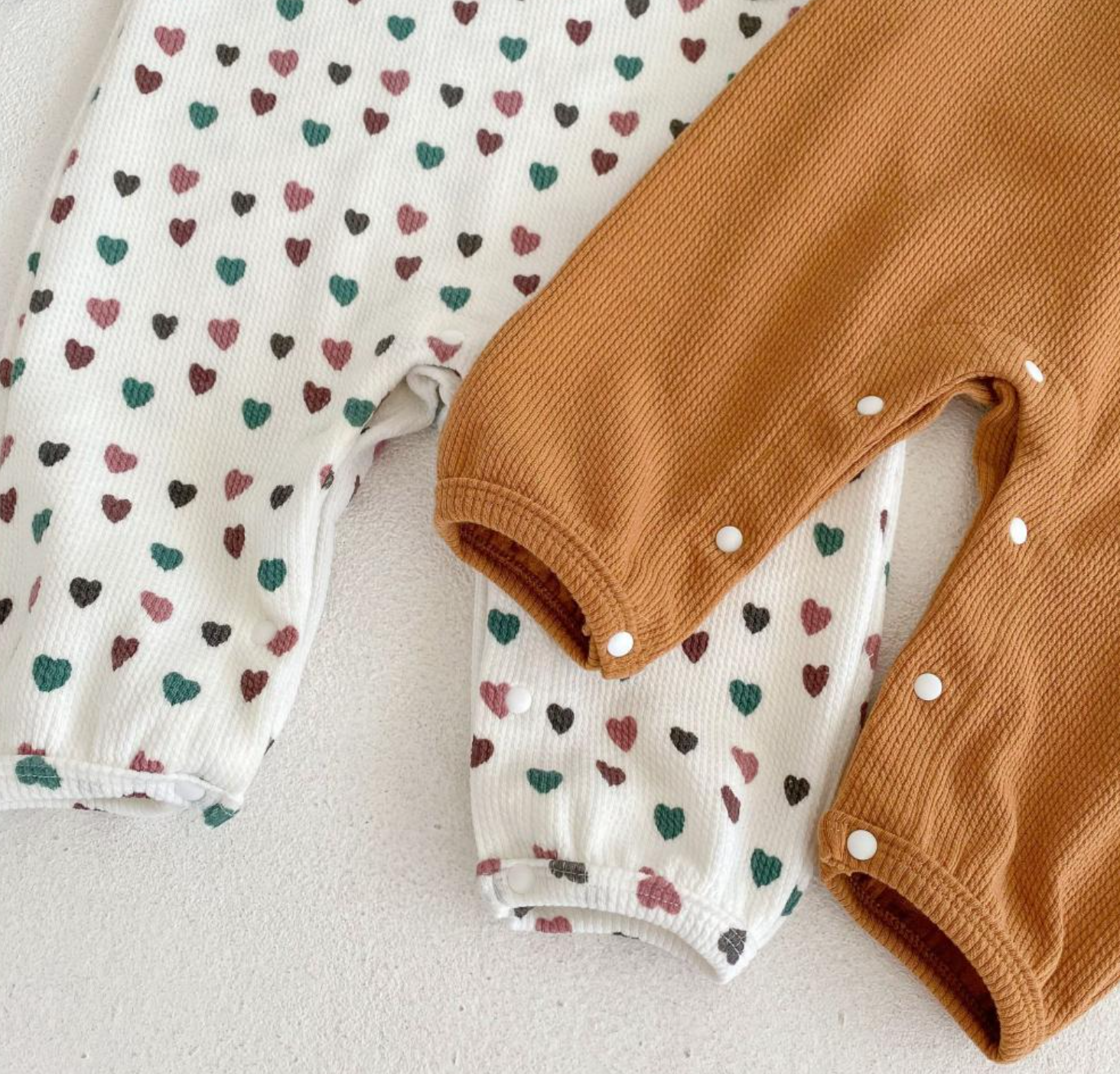 Harper 2 Piece Onesie + Hat Set</strong> – the perfect spring outfit for your little one's morning adventures! Made from 95% cotton, this set is not only soft and cozy but also durable for those active playtimes.