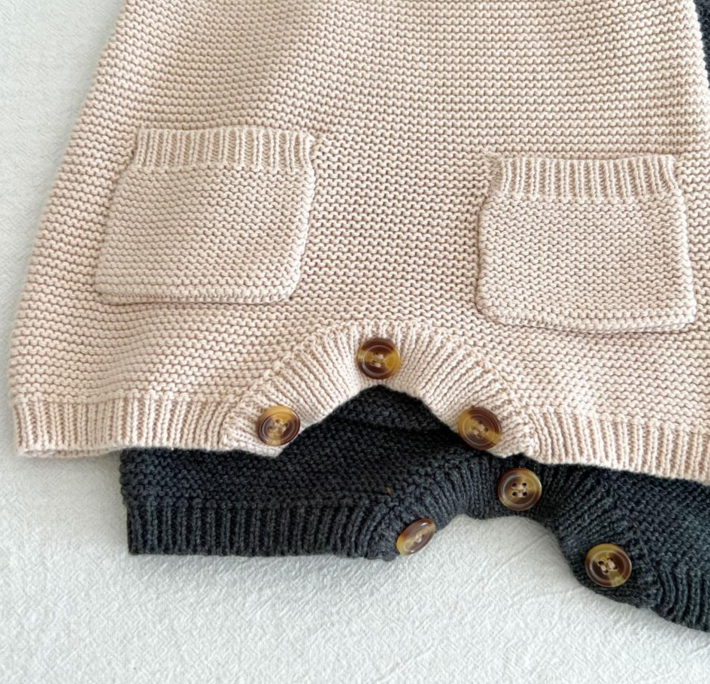 Regan Knit Romper – your child's go-to outfit for spring adventures! This romper is not just soft and cozy but also stylish with its handy pockets at the front, perfect for storing little treasures found during outdoor play.