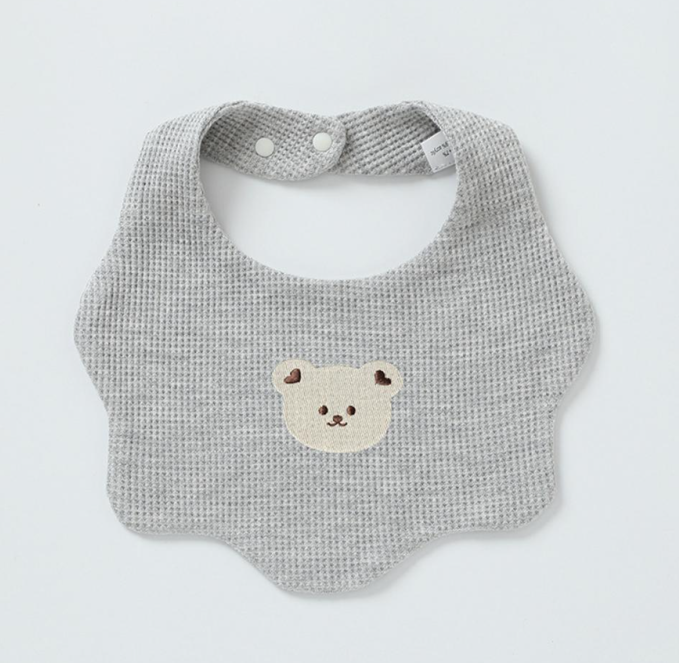 Renee Newborn Bear Bib – a must-have accessory for your little one's mealtime adventures! Made with double-layered pure cotton, this bib offers extra thickness and durability, ensuring a mess-free feeding experience. The adorable baby bear print 